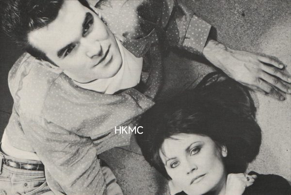 Morrissey /Sandie Shaw - 1984年，女歌手Sandie Shaw 與The Smiths 重唱樂隊的一曲Hand In Glove，Rough Trade唱片公司印製了一批Morrissey 與Sandie Shaw 合照的官方宣傳用的明信片，保存至今 全新 絕版。